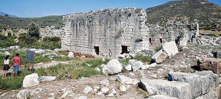 Αντικείμενα ελληνιστικής περιόδου σε ανασκαφή στην Αττάλεια -Πήλινο μπιμπερό, κορνίζα, πιρούνι